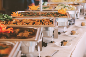 Como montar o menu de um casamento em Angola: cultura e preferências que influenciam o buffet